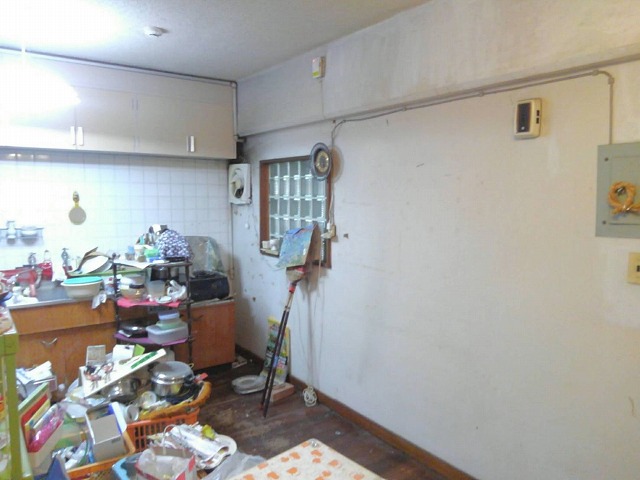 業務内容/施工実績 壁紙貼り替え作業 before